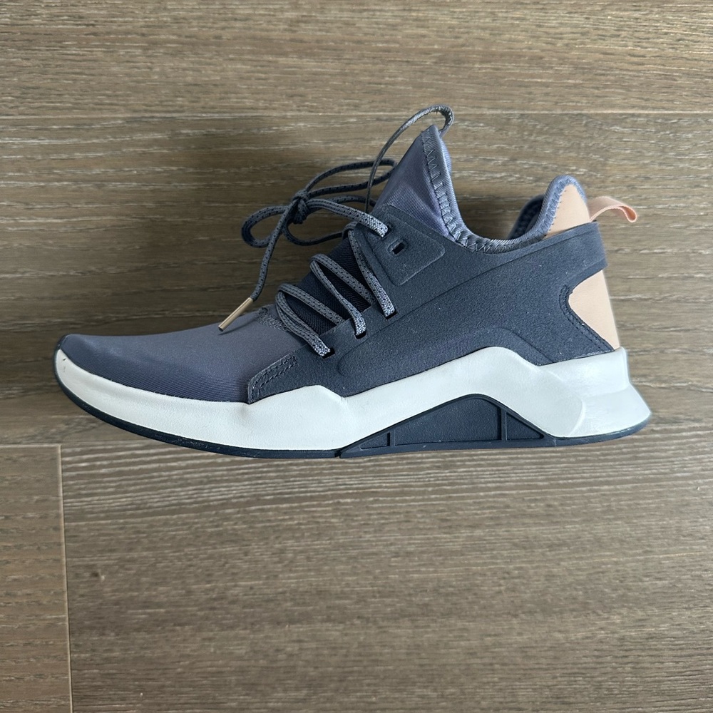 Women’s Reebok sneakers. Size 7, never worn!